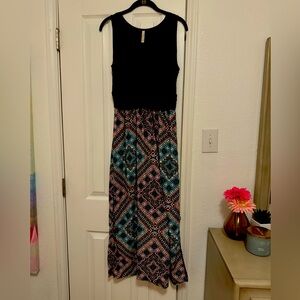 Gilli Navy, Blue, and Pink Maxi Dress in Medium, Sleeveless